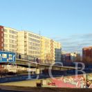 Vltava: sídliště s lávkou pro pěší; foto I. Hajn 2005.