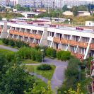 Voříškův dvůr (sídliště): dvoupatrová řadová bytovka uzavírá obytnou zástavbu v ulici Plzeňská; archiv Nebe.