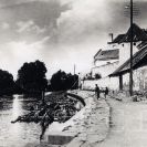 Voroplavba: vory na Slepém rameni, vpravo opevnění města s baštou s břitem a solní sklad před demolicí, 1900, sbírka J. Dvořáka; SOkA.