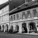 Zájezdní hostince: hostinec Měšťanského pivovaru U Zlatého beránka v Krajinské třídě, 30. léta 20. století; ze sbírek Jihočeského muzea v Českých Budějovicích.