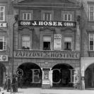 Zájezdní hostince: hostinec U Jelena na náměstí Přemysla Otakara II., 30. léta 20. století; ze sbírek Jihočeského muzea v Českých Budějovicích.