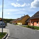 Zavadilka: nová část s jednotně řešenými dvojdomky; foto Nebe 2018.