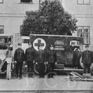 Zdravotní péče: zdravotnický personál a sanitní vozy města Českých Budějovic, podle knihy Ferdinanda Böhma České Budějovice se 150 vyobrazeními, vydané roku 1928.