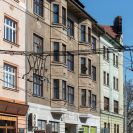 Žižkova třída: bývalý nájemní dům č. 17 knížete Jana Nepomuka ze Schwarzenberku postavený podle plánů B. Dědka ve spolupráci s B. Vondráčkem ve stylu geometrizující secese; foto Nebe 2021.