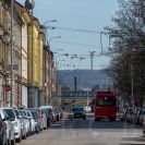Žižkova třída: průhled ulicí s historizující zástavbou směrem na východ; foto Nebe 2021.
