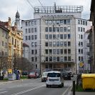 Žižkova třída: s dominantou administrativní budovy bývalých Pozemních staveb; foto Nebe 2023.