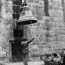 Zvonařství: snímání zvonu z Černé věže při rekvizici za první světové války; sbírka J. Dvořáka.