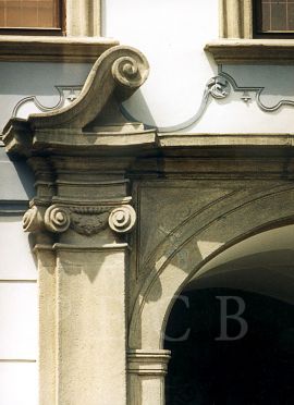 Baroko: vstupní portál radnice, detail; foto O. Sepp 1998.
