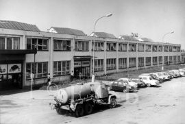 Autoopravárenství: dílny Československých automobilových opraven v Novém Vrátě koncem 60. let 20. století; archiv V. Vondry.