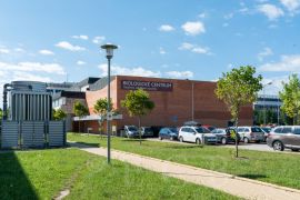 Akademie věd České republiky: pohled z Branišovské ulice na Biologické centrum AV ČR; foto Nebe 2020.