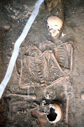 Archeologické výzkumy: středověký hřbitov na Piaristickém náměstí; ze sbírek Jihočeského muzea v Českých Budějovicích.