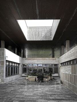 Architektura 2. poloviny 20. století a počátku 21. století: originálně pojatá budova krematoria od architektů B. Čepka a J. Bendy, kteří se inspirovali západním stylem architektury; foto Nebe 2021.