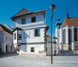 Architektura: pozdně gotický Lubasův dům č. 36 v České ulici, v pozadí presbytář klášterního kostela Obětování Panny Marie; foto M. Kolegar, archiv města České Budějovice.
