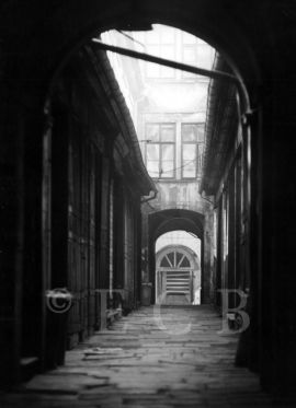 Bazar: Pohled do průchodu s jednotlivými krámky; foto z 1. poloviny 20. století, sbírka J. Dvořáka.