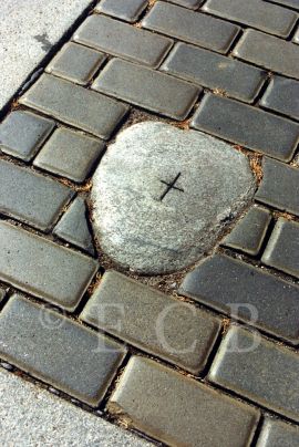 Bludný kámen: v dlažbě náměstí Přemysla Otakara II.; foto O. Sepp 1998.