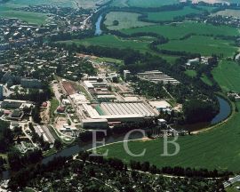 Papírna: letecký snímek papírny Duropack, v dolní části snímku Vltava s Trilčovým jezem a hydroelektrárnou; foto P. Šrámek 1997.