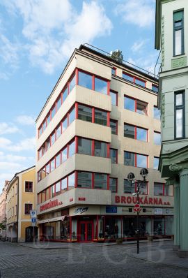 Brouk a Babka: pohled na obchodní dům z ulice Dr. Stejskala; foto Nebe 2020.