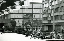 Bydlení: lavičky u obchodního domu Družba, v pozadí telekomunikační budova, foto F. Dvořák 1985; archiv SOkA.