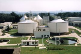 Čistírny odpadních vod: pohled na dokončenou stavbu rozšířené centrální čistírny, 1997; foto J. Lipold.