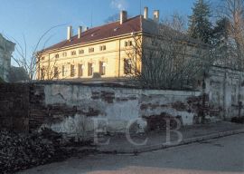 Červený dvůr: pohled na zámeček od jihovýchodu; foto K. Kuča 1998.