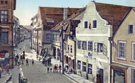 Česká ulice: pohled od severu, počátek 20. století; pohlednice ze sbírky J. Dvořáka.