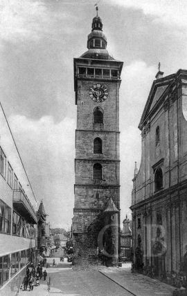 Černá věž: foto z jižní strany v sousedství kostela svatého Mikuláše, 30. léta 20. století; ze sbírek Jihočeského muzea v Českých Budějovicích.