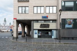 Česká spořitelna: hlavní vstup do Záložny českobudějovické (České spořitelny) s bronzovým reliéfem od Břetislava Bendy, který zobrazuje harmonii mezi zemědělstvím, průmyslem, mateřstvím a pracující inteligencí (1897—1983); foto Nebe 2020.