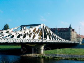 Dlouhý most: instalovaný v roce 1998 podle návrhu pražského ateliéru R. Kouckého; foto I. Hajn 2005.