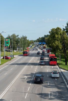 Dlouhá louka: pohled směrem na sever z lávky pro pěší a cyklisty přes E55 Na Dlouhé louce; foto Nebe 2020.
