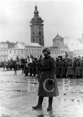 Druhá světová válka: nástup Wehrmachtu na náměstí Přemysla Otakara II. 15. března 1939; sbírka M. Pechy.