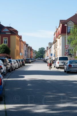 Dukelská ulice: průhled jižní částí dlouhé ulice, která směřuje z centra města podél řeky Malše až k Malému jezu; foto Nebe 2020.