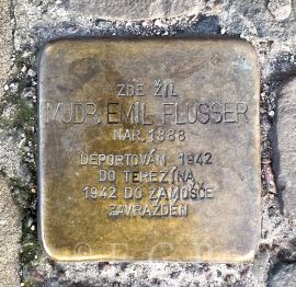 Flusser Emil: kámen zmizelých, který byl instalován v roce 2019 do dlažby před domem v ulici U Tří lvů, kde rodina bydlela; foto NEBE 2024.