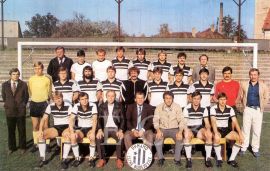 Fotbal: TJ Dynamo České Budějovice JČE v sezoně 1985—1986: horní řada zleva: lékař V. Sekyra, J. Orlíček, Z. Trněný, M. Kamiš, J. Němec, M. Čížek, J. Koštel, sekretář J. Turek; prostřední řada zleva: M. Šenkýř, P. Skála, J. Kotrba, V. Korejčík, M. Wohlgemuth, masér M. Špelina, R. Šíma, Z. Čadek, J. Anderle, R. Havlíček, vedoucí mužstva F. Tobiáš; dolní řada zleva: P. Tobiáš, D. Kuba, trenér K. Přenosil, předseda Z. Čadek, asistent trenéra K. Melka, J. Jodl, J Holý; archiv TJ Dynamo.