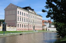 Gymnázia: budova v České ulici, zadní průčelí; foto K. Kuča 2010.