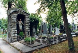 Hřbitovy: hrobky v centrální části hřbitova u svaté Otýlie; foto O. Sepp 1998.