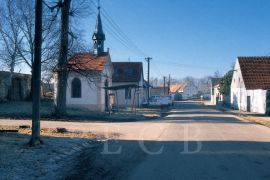 Hlinsko: pohled do návsi s kaplí od východu; foto K. Kuča 1998.