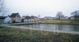 Homole: jihovýchodní kout návsi, vlevo sýpka usedlosti čp. 1; foto K. Kuča 1998.