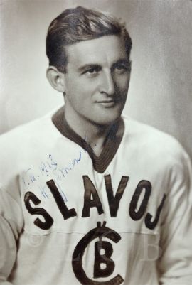 Hajšman Vlastimil: portrétní fotografie s autogramem, 1958; archiv ČEZ Motor.