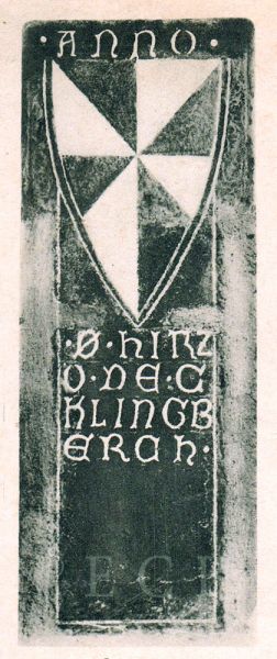 Hirzo: náhrobní kámen zvíkovského purkrabího Hirza, lokátora Českých Budějovic, umístěný dnes v lodi klášterního kostela ve Zlaté Koruně; podle Köpl 1901.