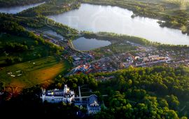 Hlubocké hráze (přírodní památka): krajina Hlubocka s dominantním zámkem, hrázemi a alejemi; foto Z. Hanč 2011.