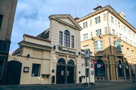 Hostince: vstupní průčelí Masných krámů v roce 2025; foto Nebe 2025.