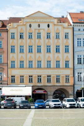 Hotel Slunce: obchodní galerie Dvořák; foto Nebe 2020.