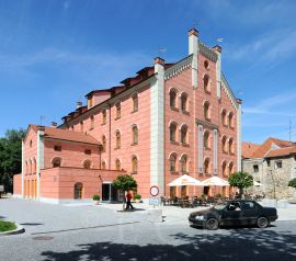 Hotely: hotel Budweis na Slepém rameni po náročné stavební úpravě, dokončené 2009; foto K. Kuča 2010.