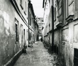 Hradební ulice: pohled v úseku od Kněžské k ulici U Černé věže, 1970, sbírka J. Dvořáka; SOkA.