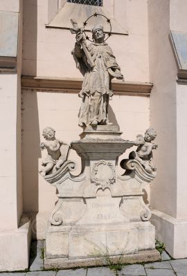 Hueber Leopold: socha svatého Jana Nepomuckého u kostela svaté Rodiny; foto K. Kuča 2010.