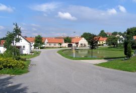 Hůry: pohled na náves s rybníkem; foto K. Kuča 2005.