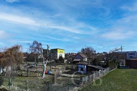 Husova kolonie: severovýchodní pohled od zanádražní komunikace; foto Nebe 2022.