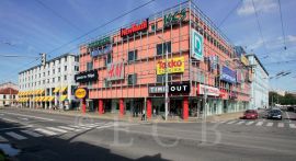 IGY centrum: budova polyfunkčního centra na rohu Pekárenské a Pražské ulice; foto J. Sýbek 2005.