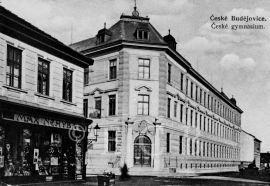 Jirsíkovo gymnázium: budova Gymnázia Jana Valeriána Jirsíka na rohu ulic Fráni Šrámka a Jírovcovy, pohlednice z počátku 20. století; sbírka J. Dvořáka.