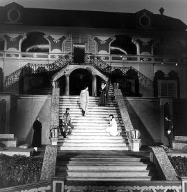 Jihočeský divadelní festival: inscenace Snu noci svatojánské W. Shakespeara v režii V. Dokučajeva (1985) v zámecké zahradě v Českém Krumlově; foto B. Maříková.